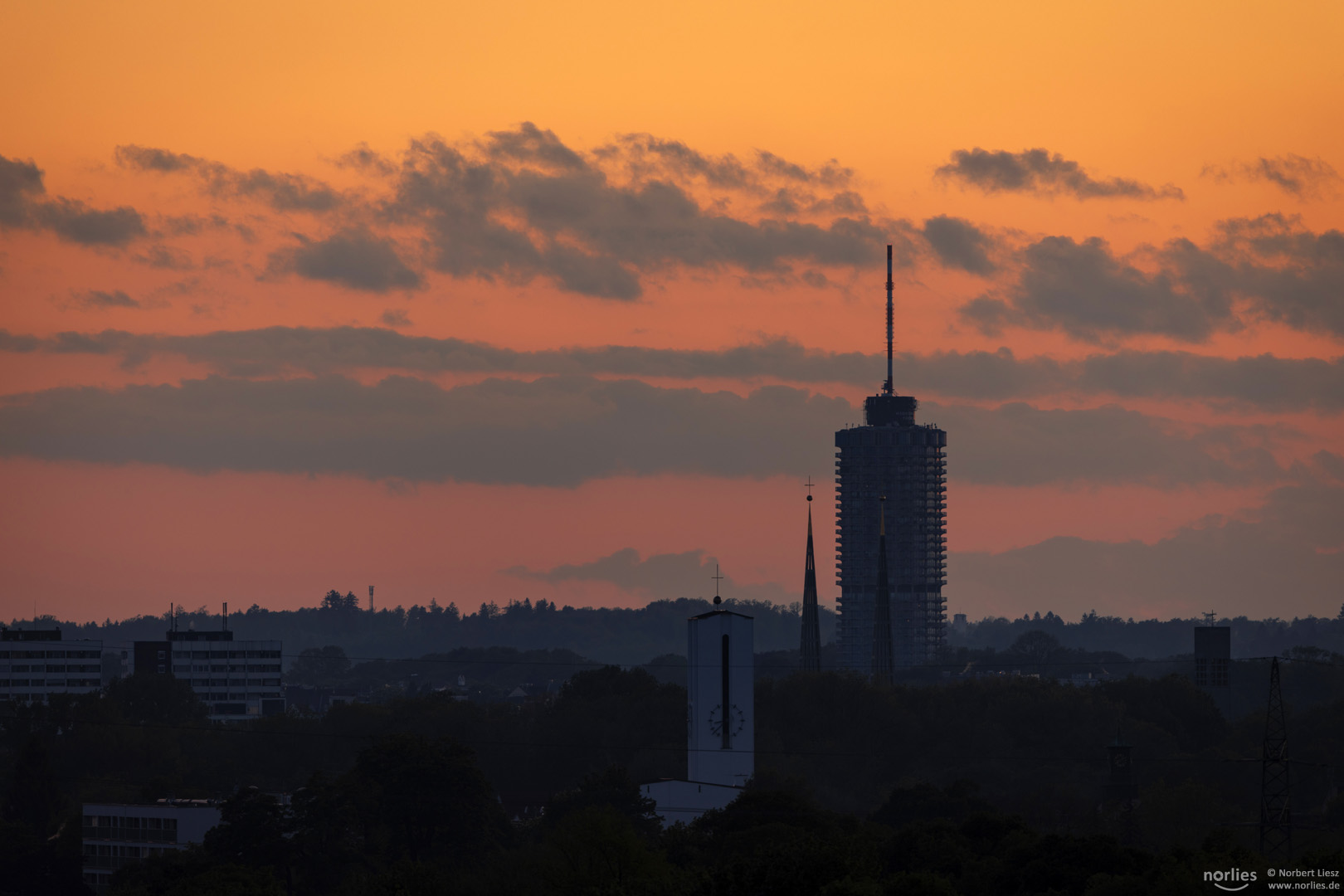 Hotelturm im Abendlicht