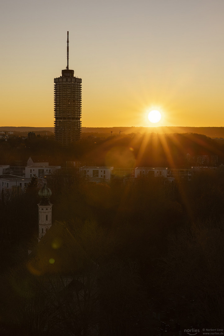 Hotelturm im Abendlicht