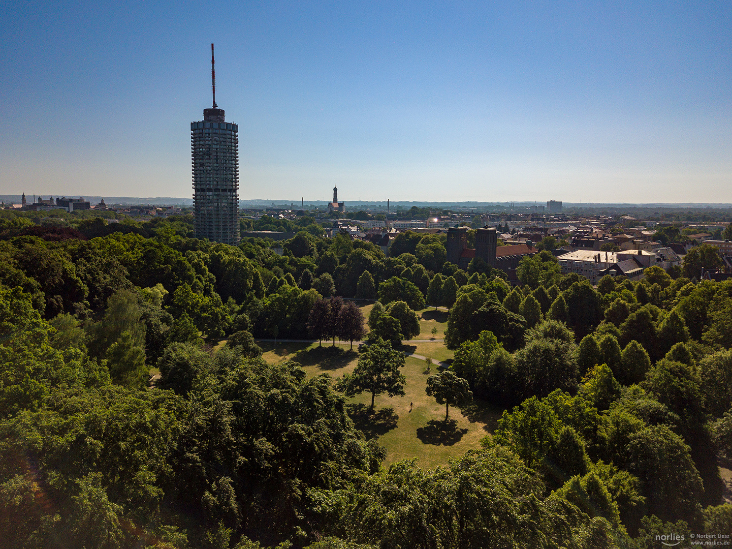 Hotelturm im Gegenlicht