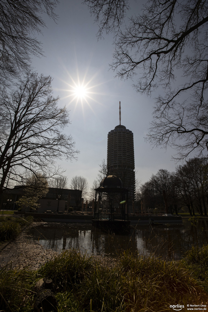 Hotelturm im Gegenlicht