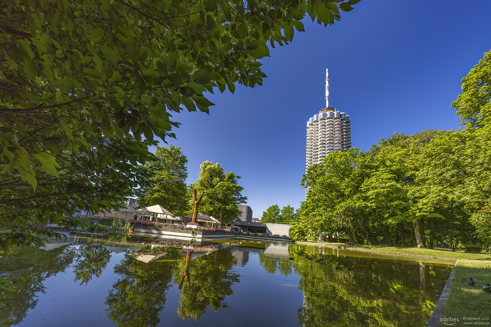 Hotelturm im Grünen