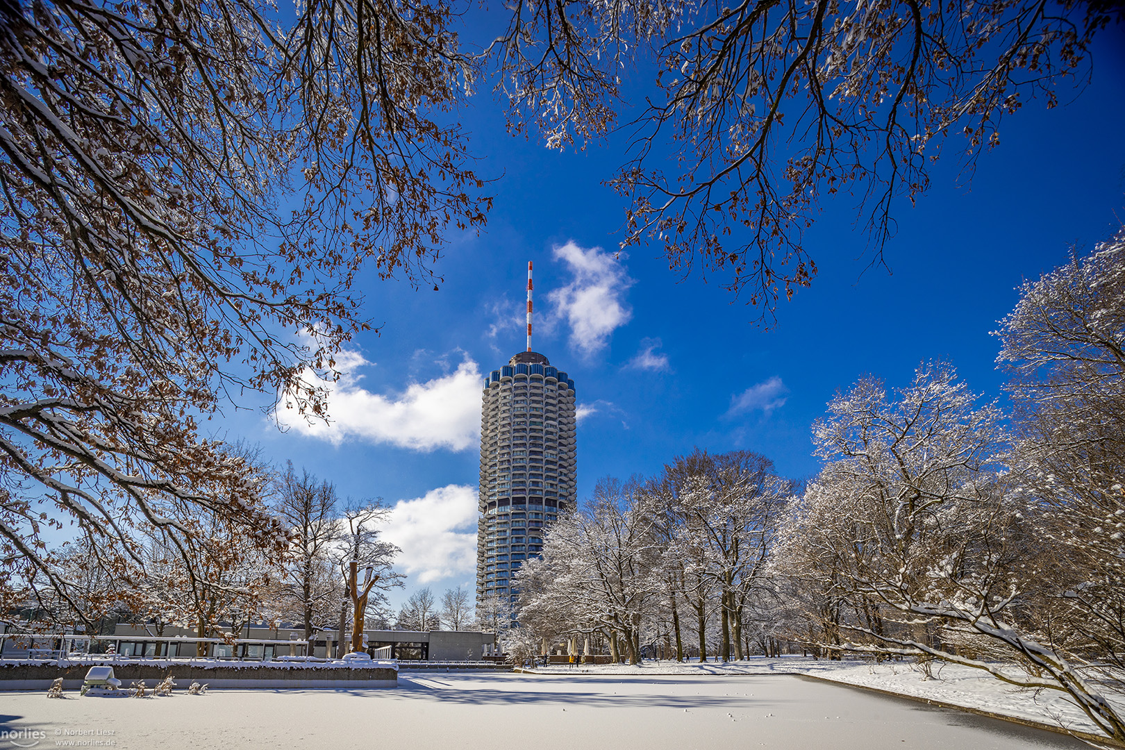 Hotelturm im Licht