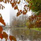 Hotelturm im Nebel