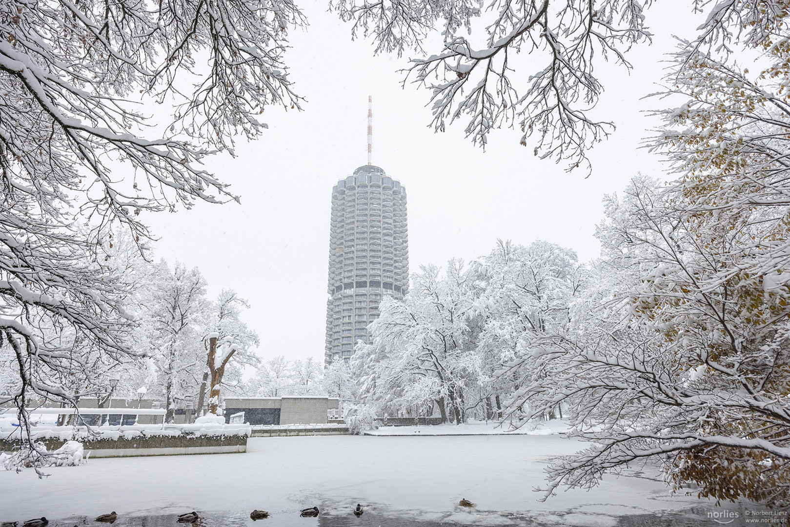 Hotelturm im Schnee