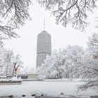 Hotelturm im Schnee