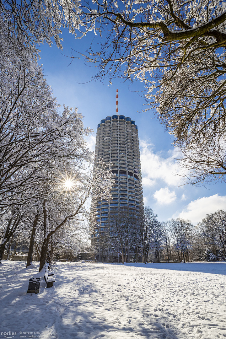 Hotelturm im Winterlicht