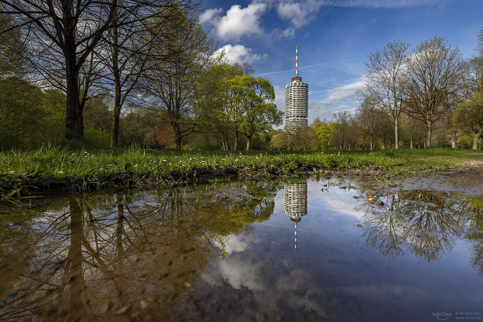 Hotelturm in der Pfütze