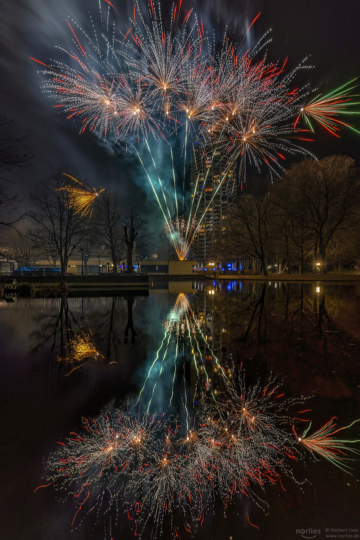 Hotelturm mit Feuerwerk