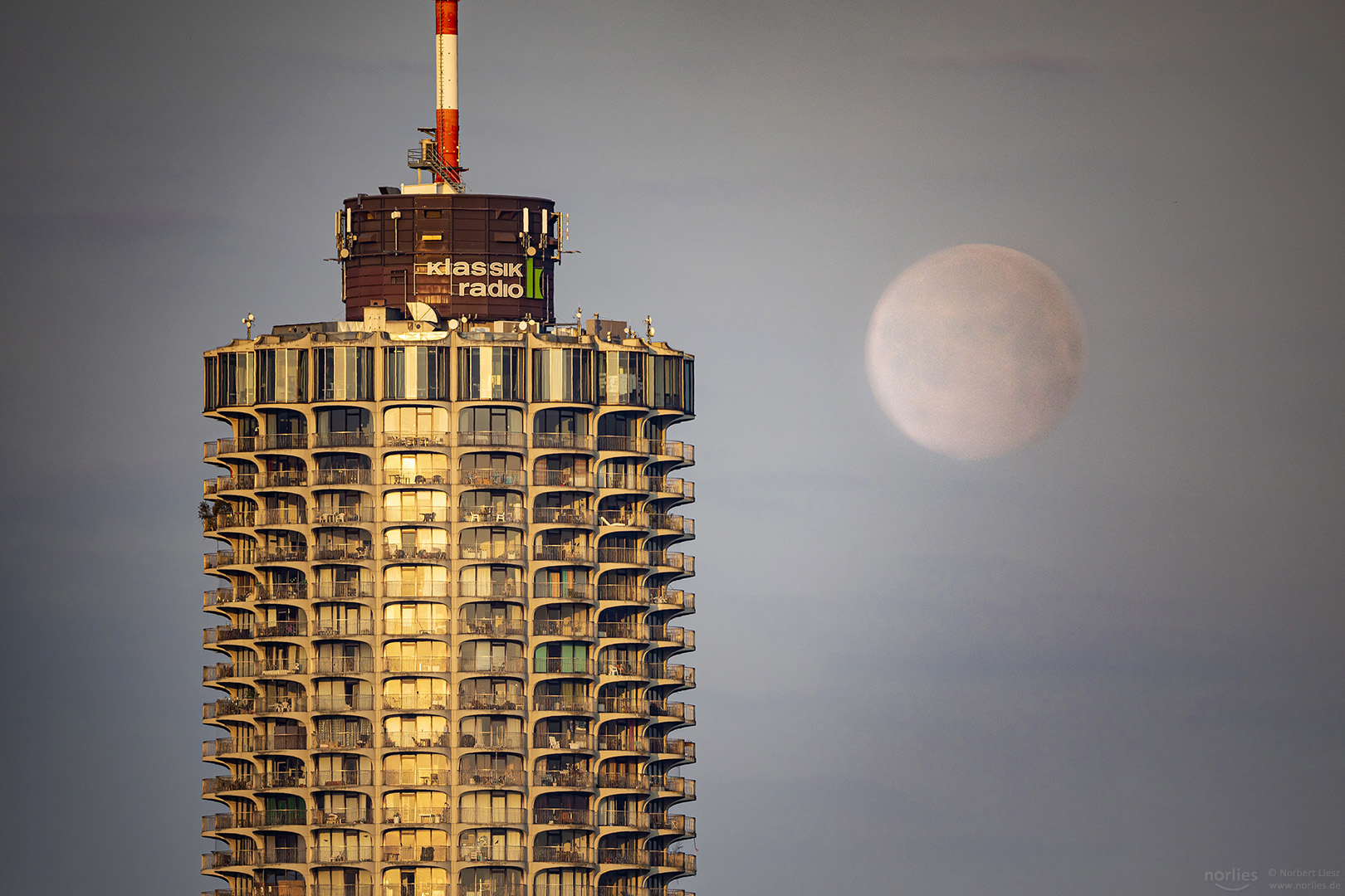 Hotelturm mit Mond