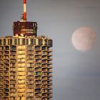 Hotelturm mit Mond