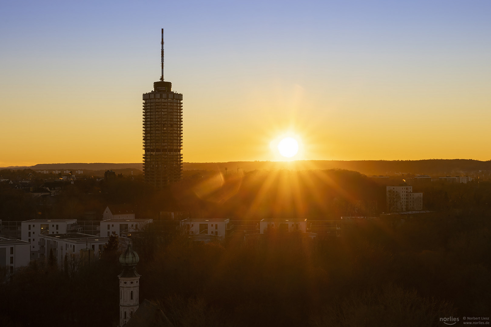 Hotelturm mit Sonne