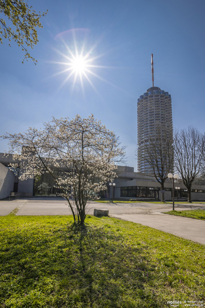 Hotelturm mit Sonnenstern