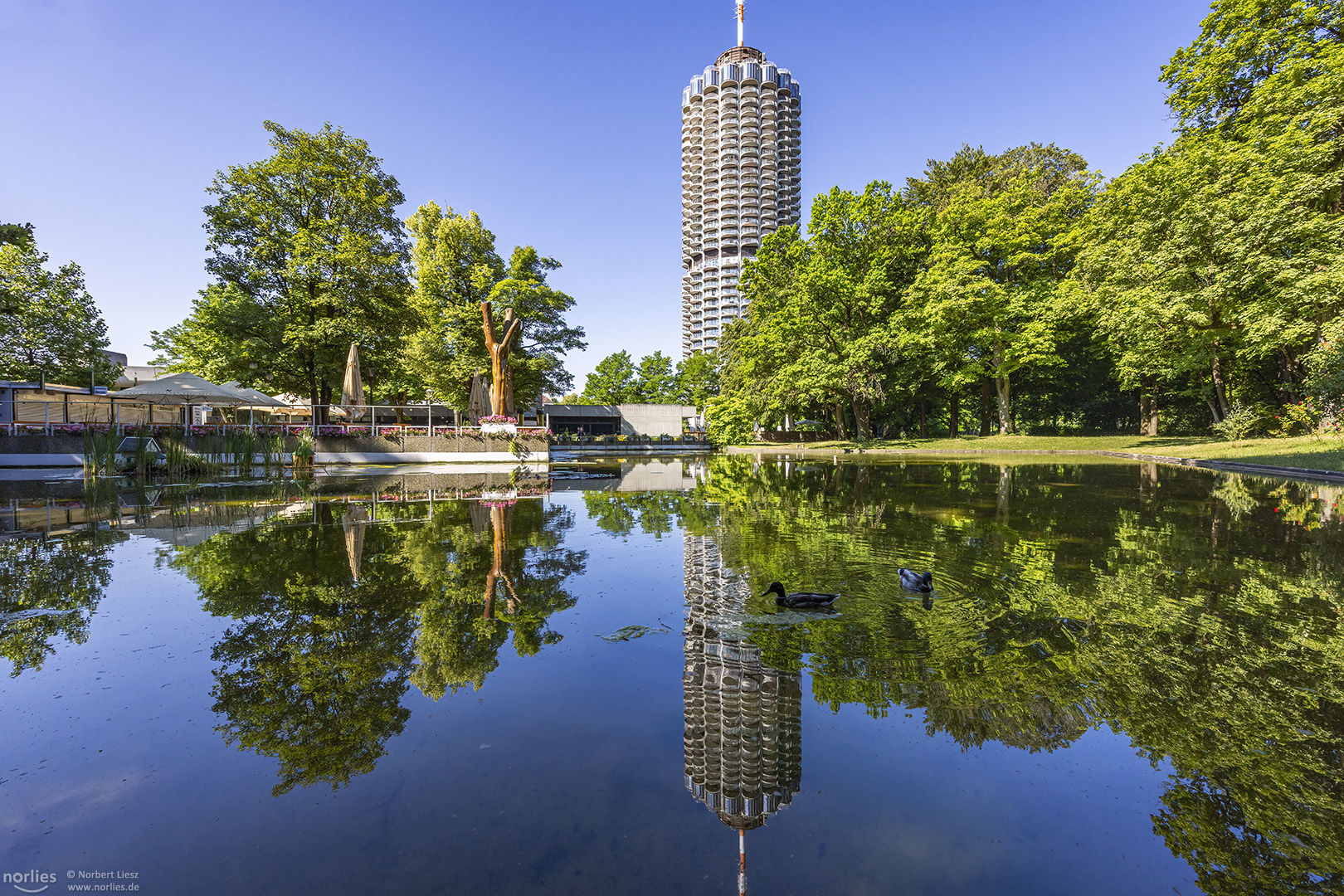 Hotelturm Spiegelung im See