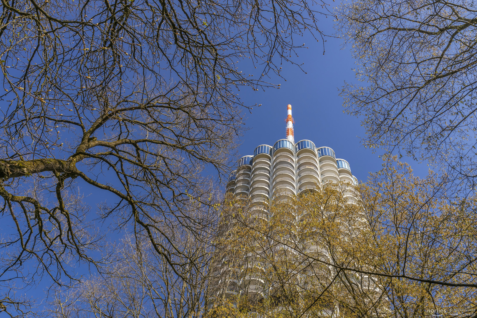 Hotelturm umrahmt