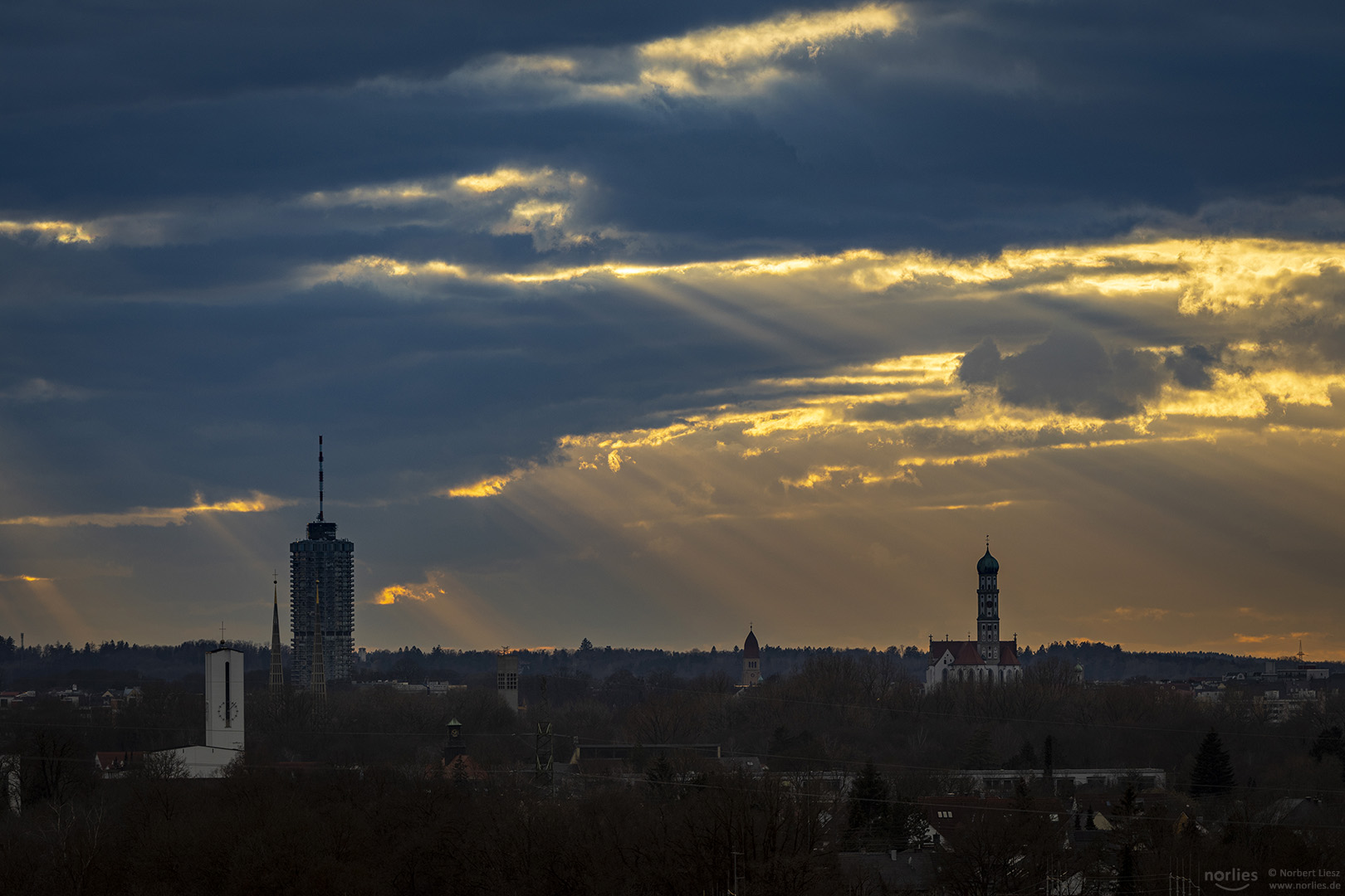 Hotelturm und Ulrich mit Wolkenstimmung