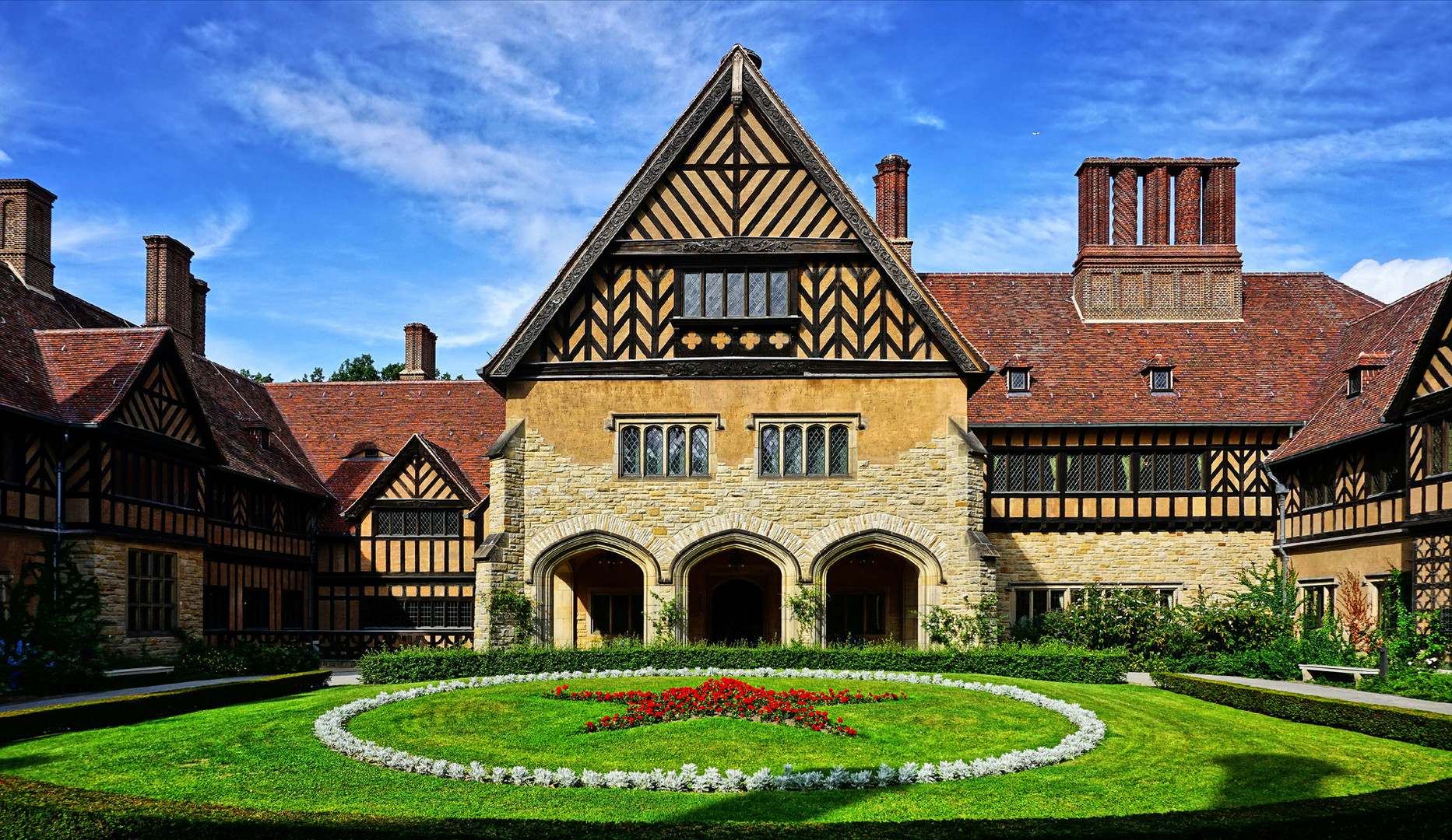 House with 176 rooms and 55 chimneys.