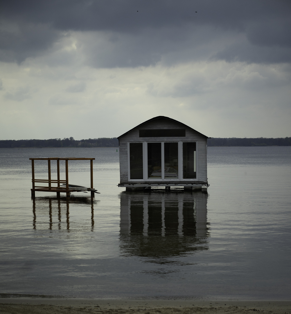 HOUSE_IN_THE_LAKE