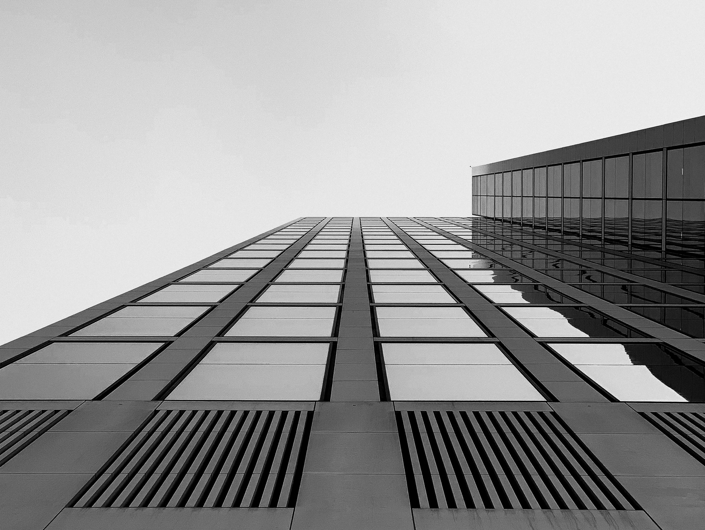 Housewall to the sky - black & white - Frankfurt am Main 2019