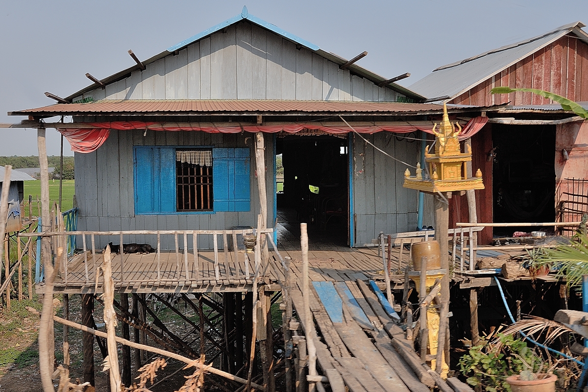 Housing along the causeway to Chong Khneas