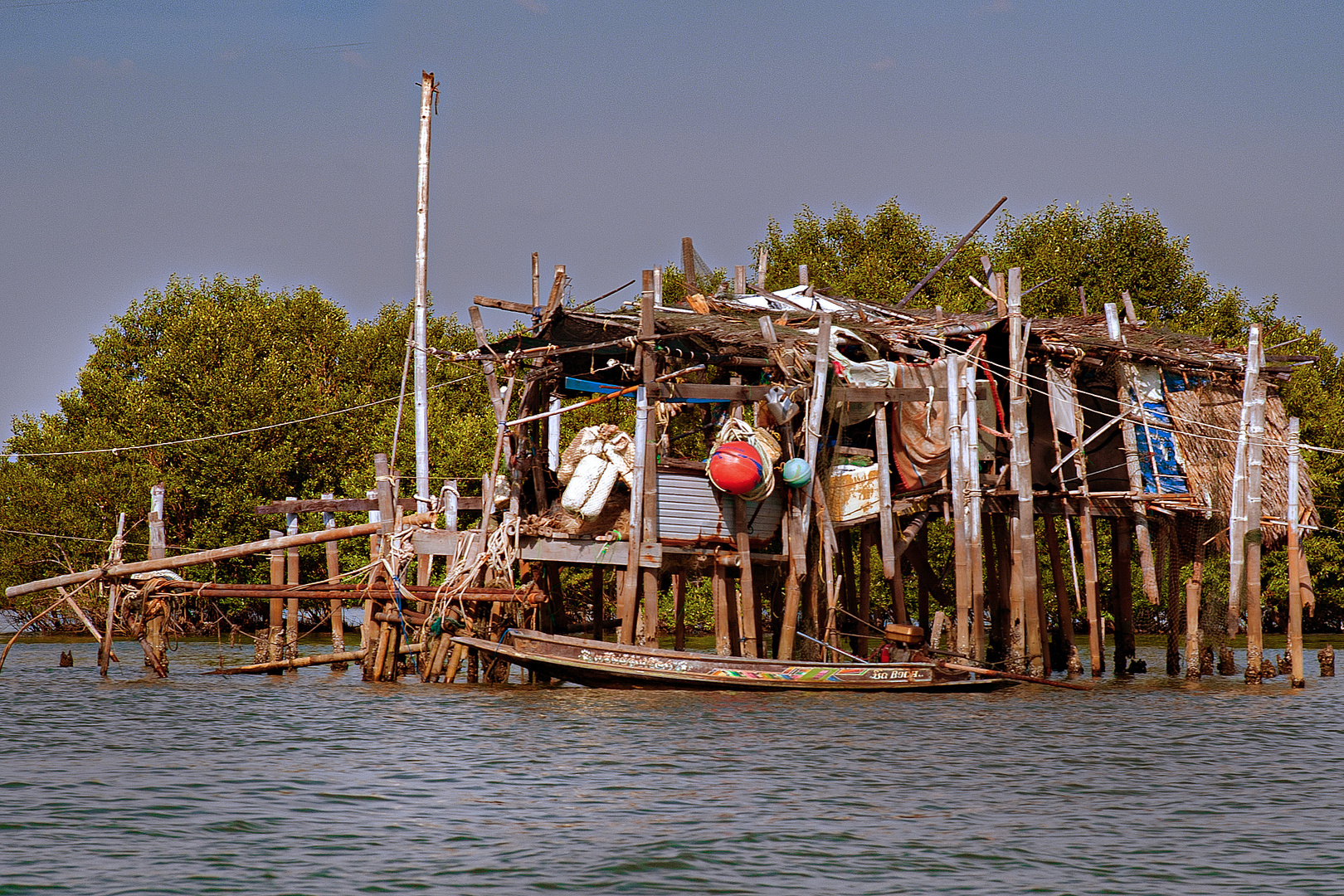 Housing along the Klong Sahakon