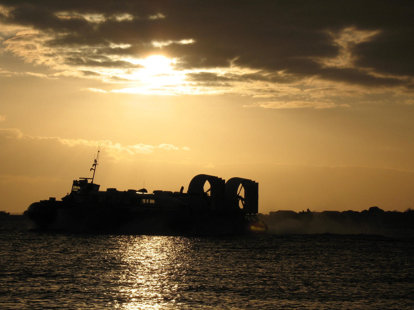 Hovercraft im Sonnenuntergang