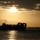 Hovercraft im Sonnenuntergang