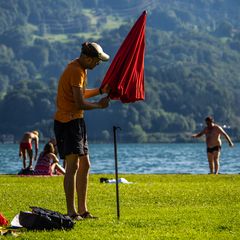 how to close a parasol (2)