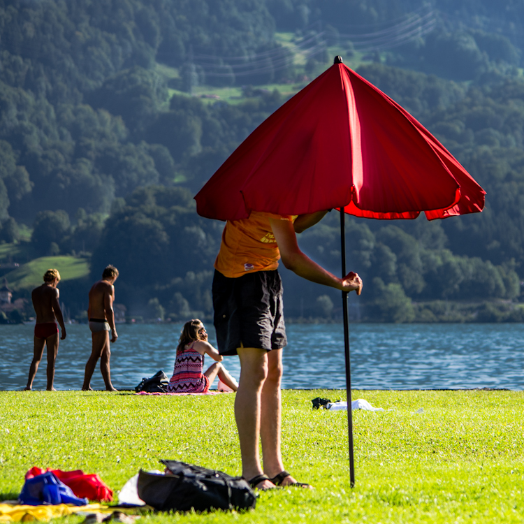 how to close a parasol