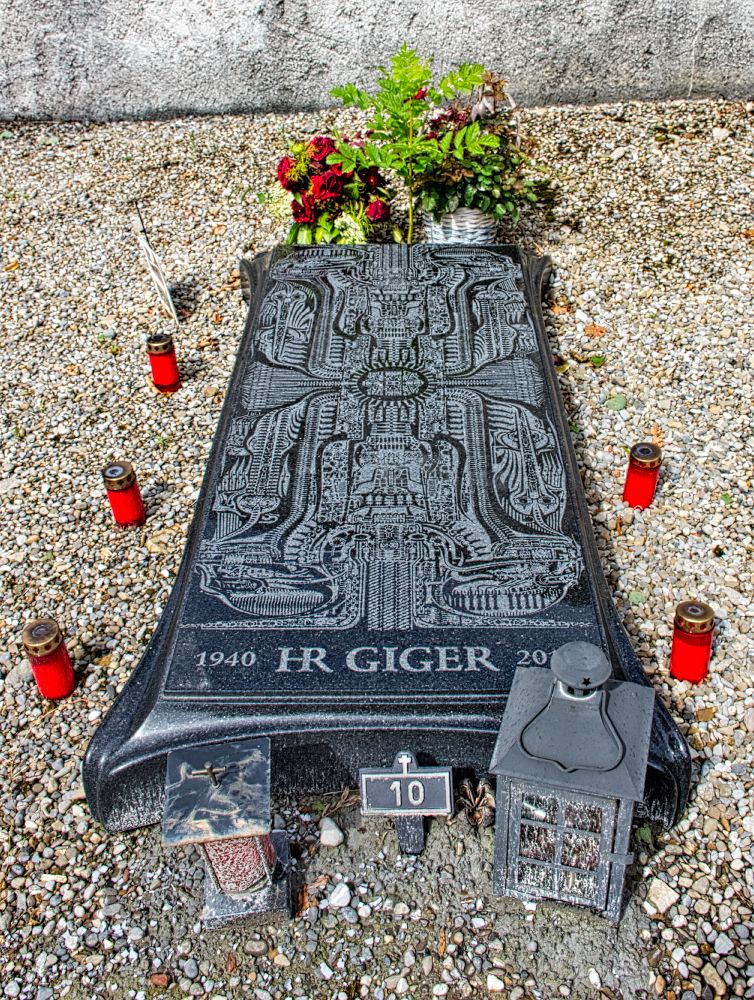 HR Giger's Grab auf dem Friedhof von Greyerz