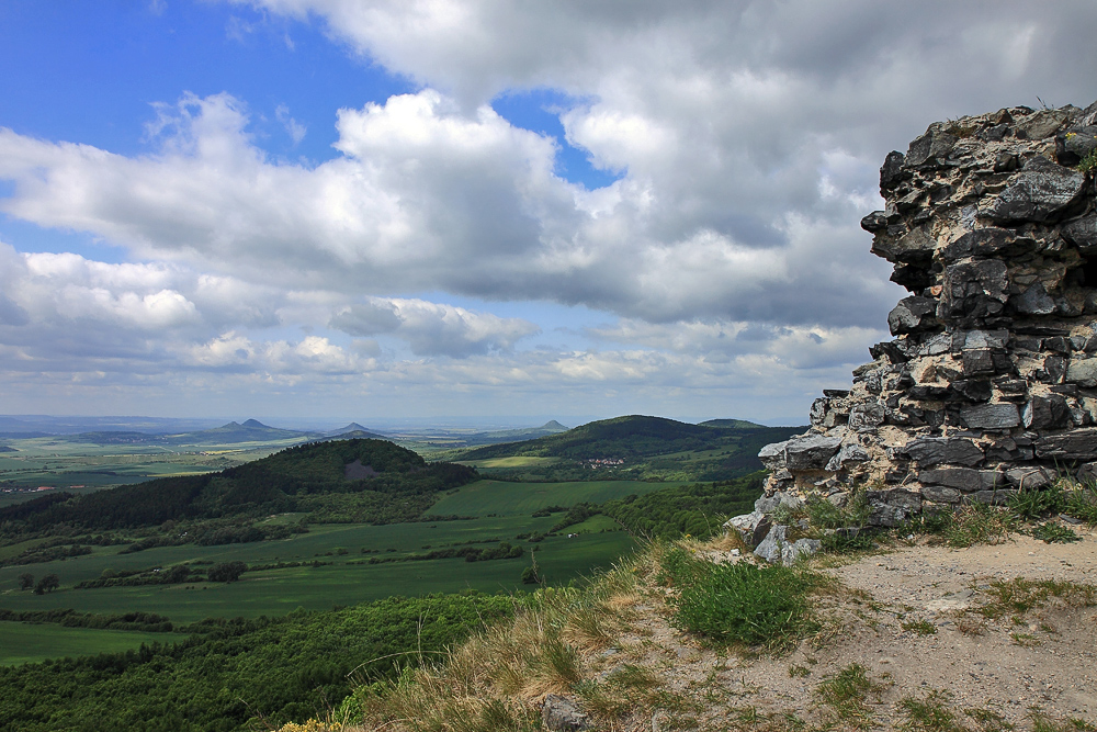 Hradek 566m im Böhmischen Mittelgebirge , von dem diese Aussicht...