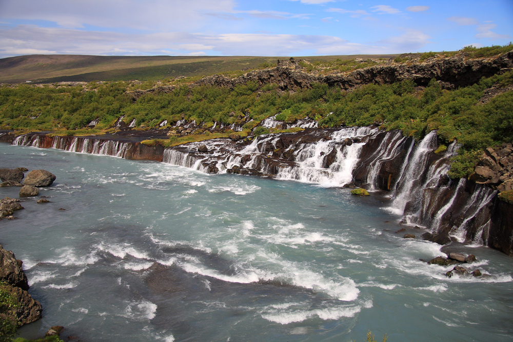 Hraunfossar - ein Wasserfall direkt aus der Lava