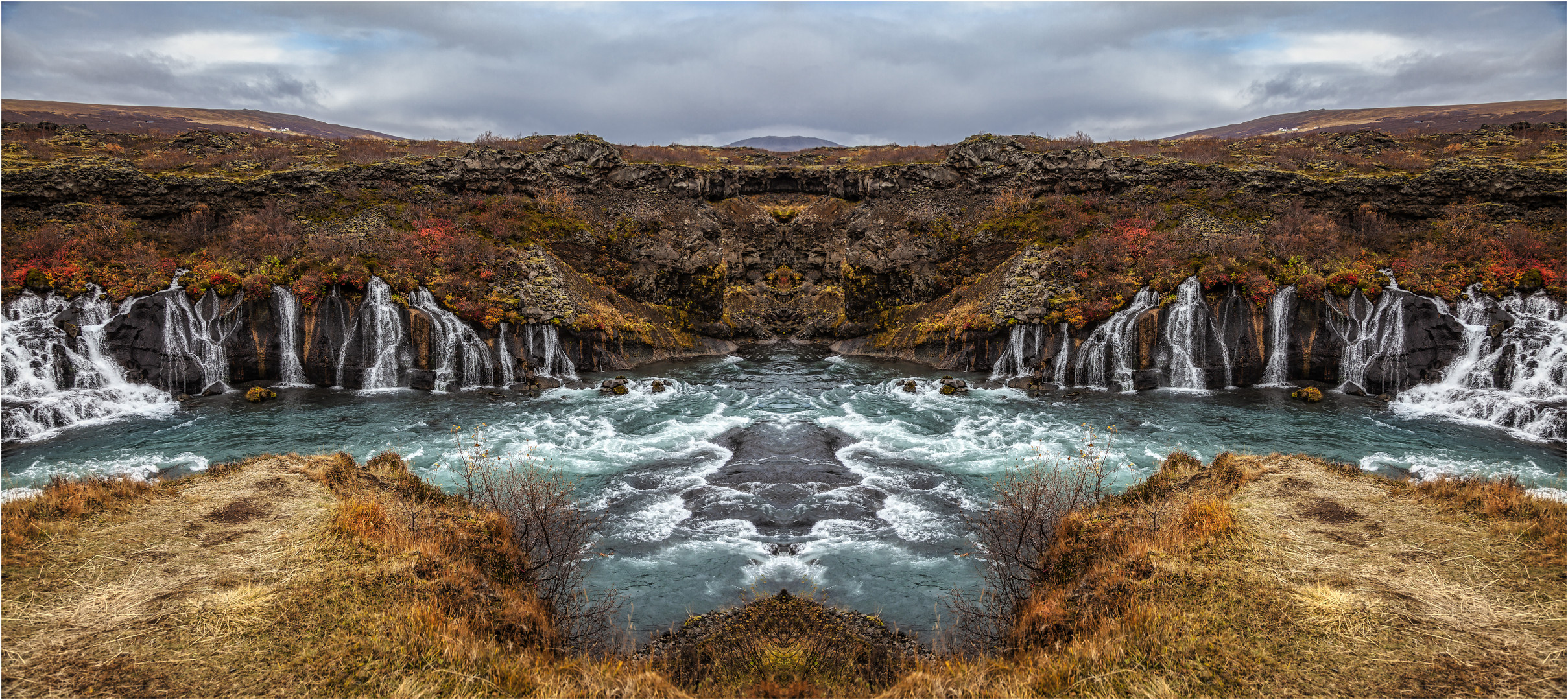 Hraunfossar gespiegelt