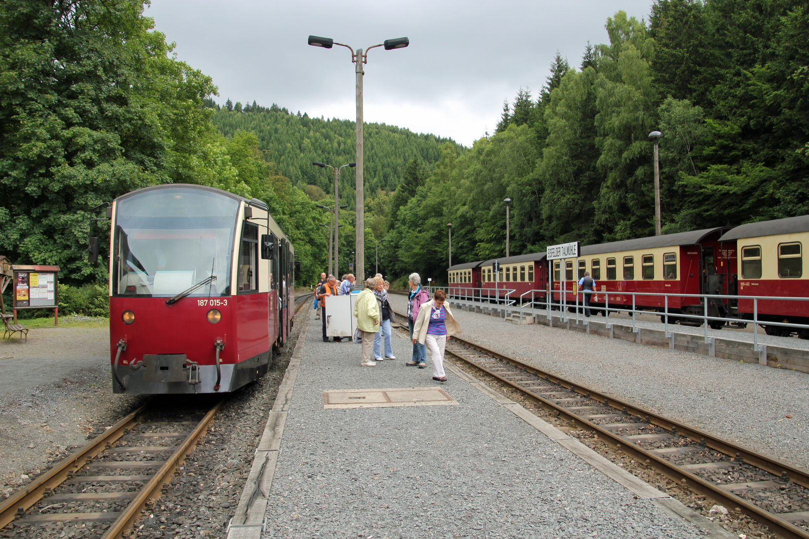 HSB: Bahnhof Eisfelder Talmühle, warten auf die Brockenbahn