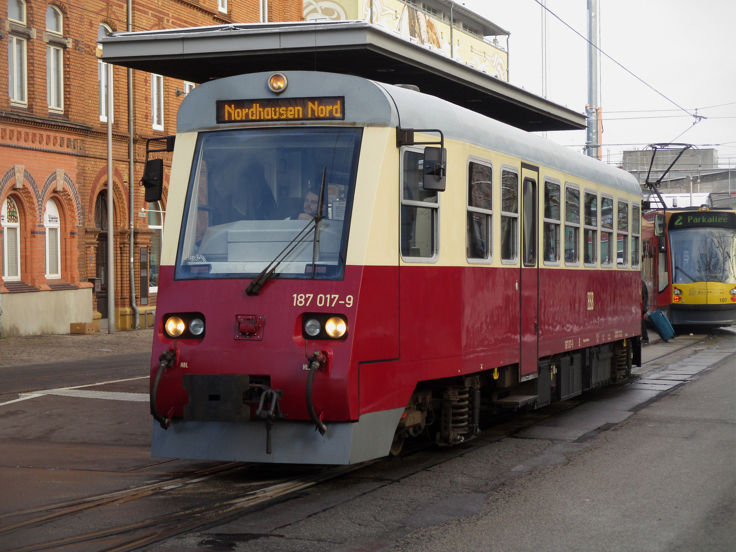 HSB Triebwagen auf dem Nordhäuser Bahnhofsplatz.