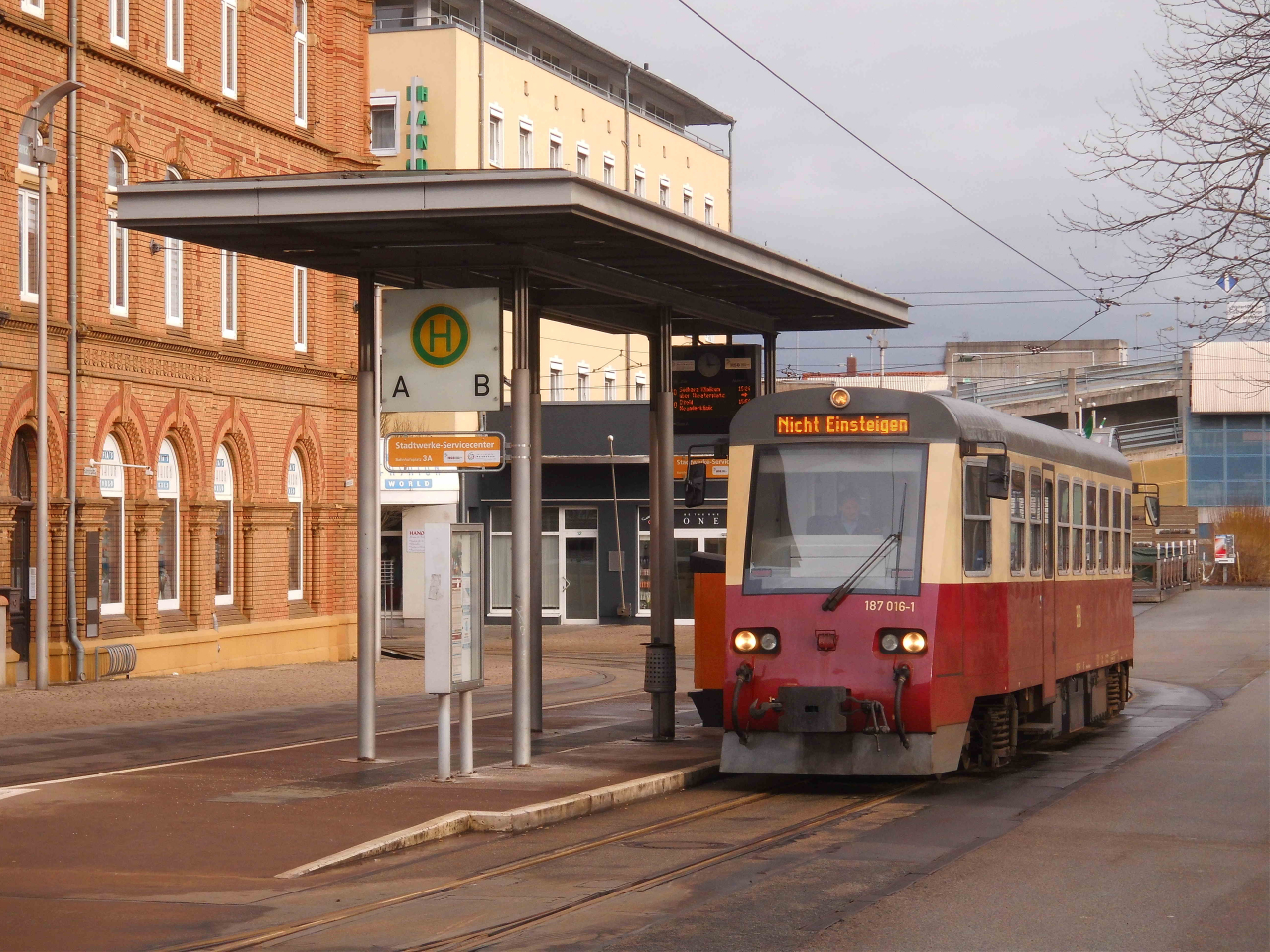 HSB Triebwagen auf dem Nordhäuser Bahnofsplatz 1.