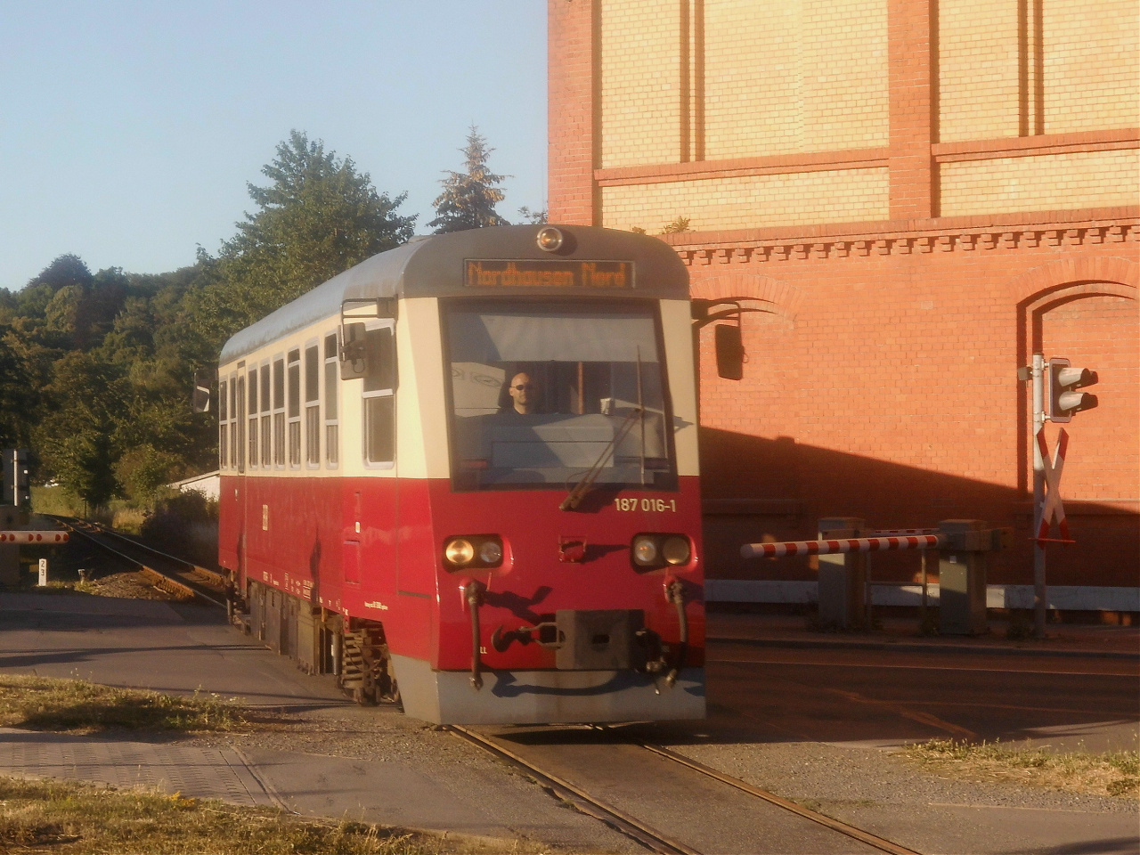 HSB Triebwagen im Abendlicht.