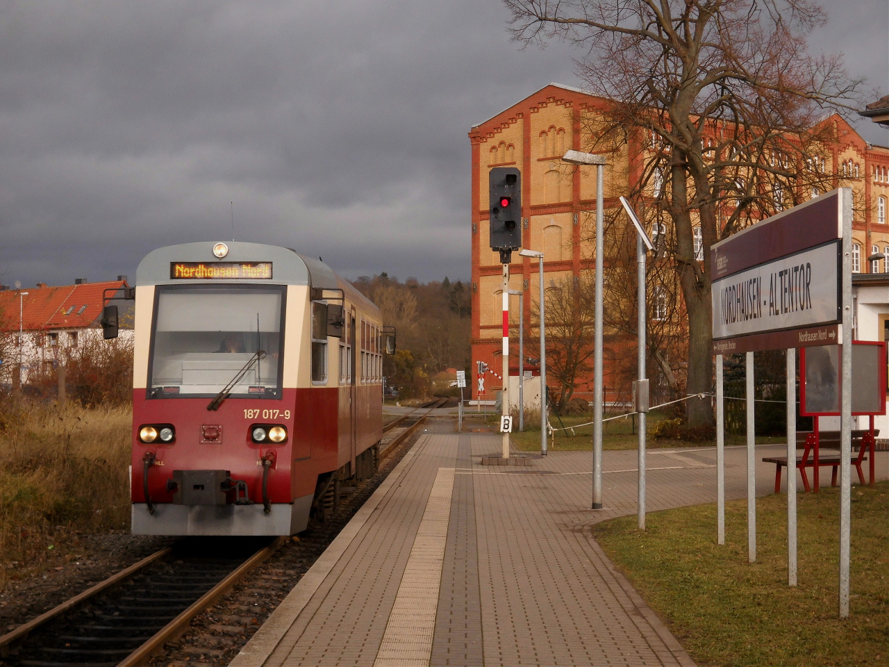 HSB Triebwagen im Nordhäuser Herbst.