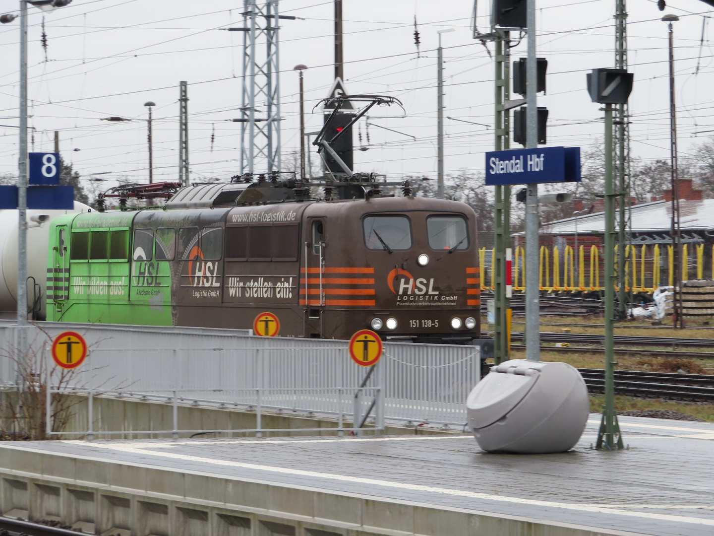 HSL 151 138 fährt durch Stendal Hbf