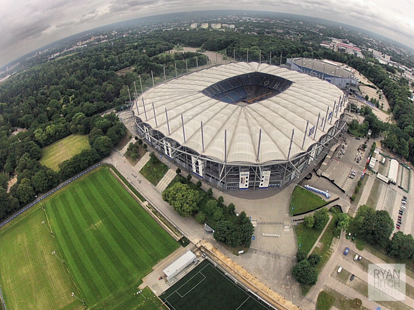 Het stadion am böllenfalltor is een stadion in het duitse darmstadt in de deelstaat hessen. Hsv Stadion . HSV Stadion Foto & Bild | architektur, stadtlandschaft ...