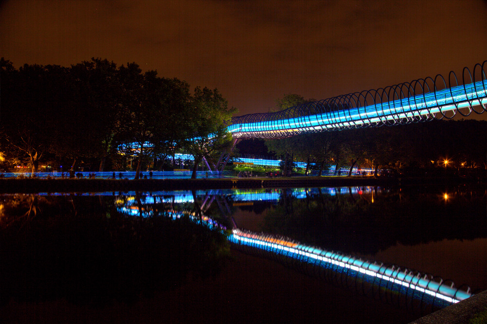 http://www.speed-of-light-ruhr.de/ an der Slinky Springs to fame Brücke. 2