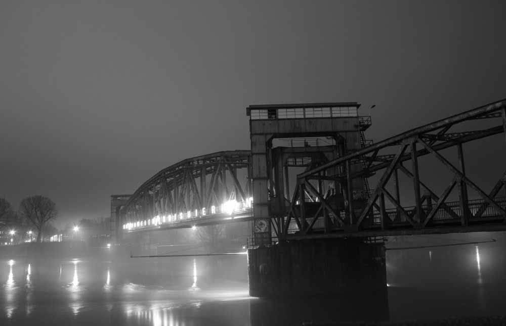 Hubbrücke bei Nacht