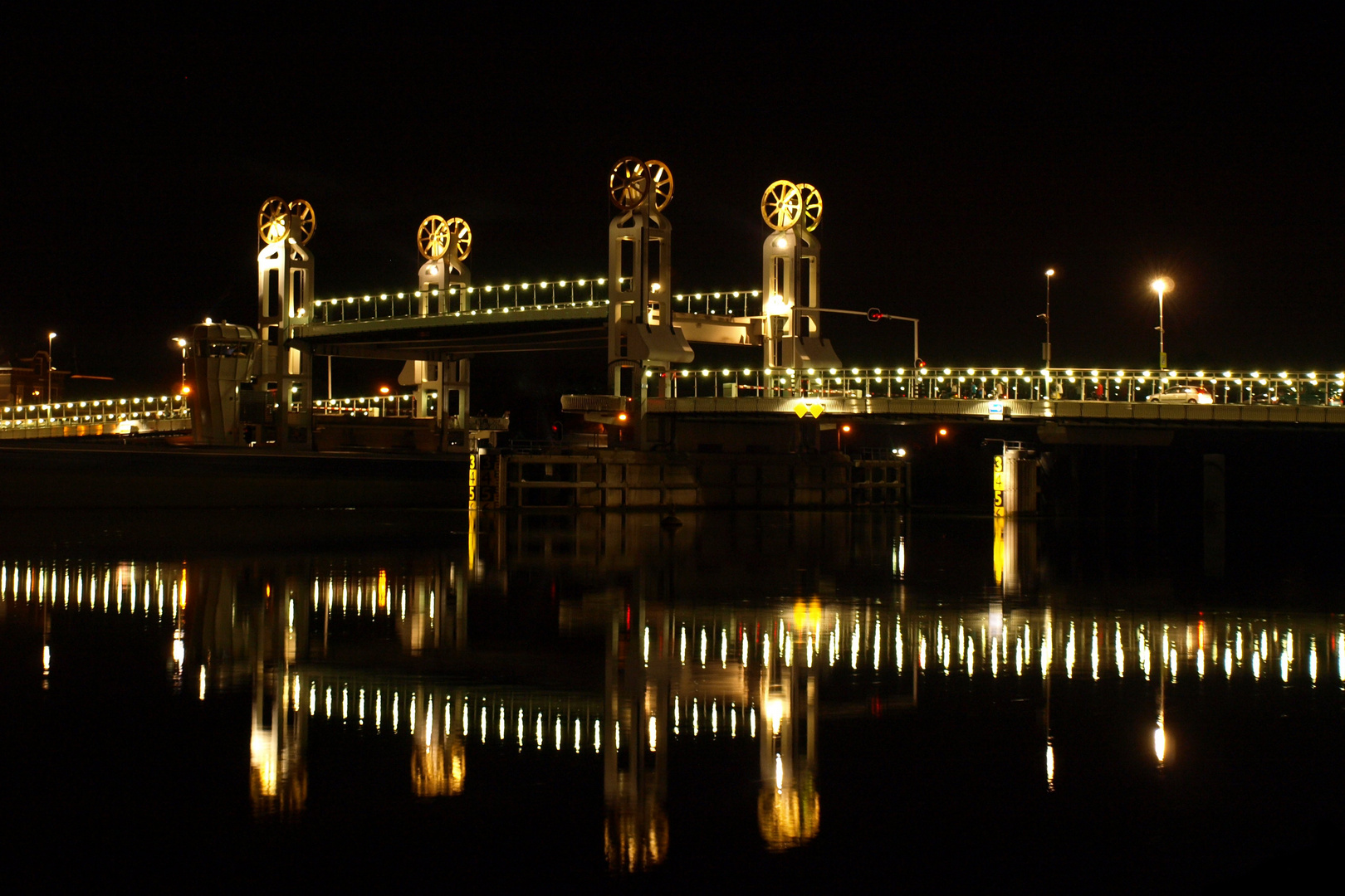 Hubbrücke bei Nacht