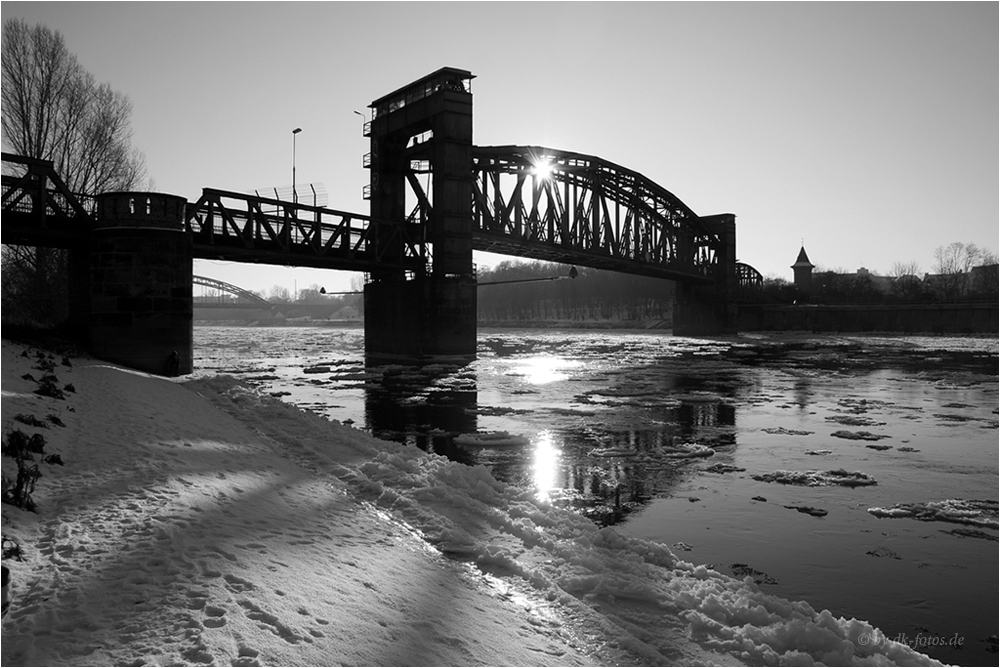 Hubbrücke im Gegenlicht