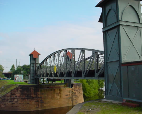 Hubbrücke im Zollhafen