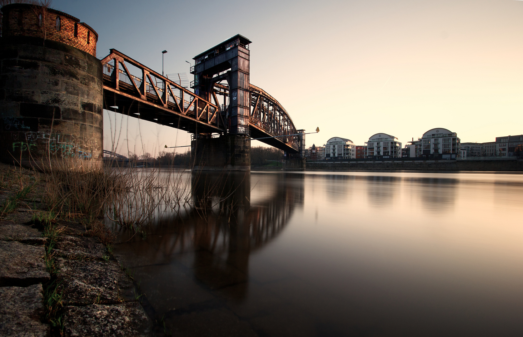 Hubbrücke in der Abenddämmerung 