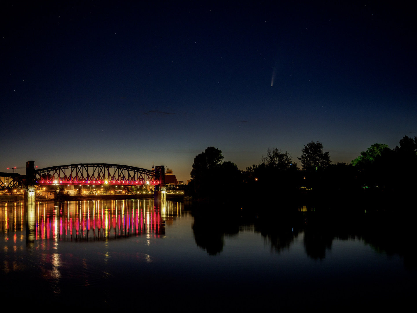 Hubbrücke mit Komet