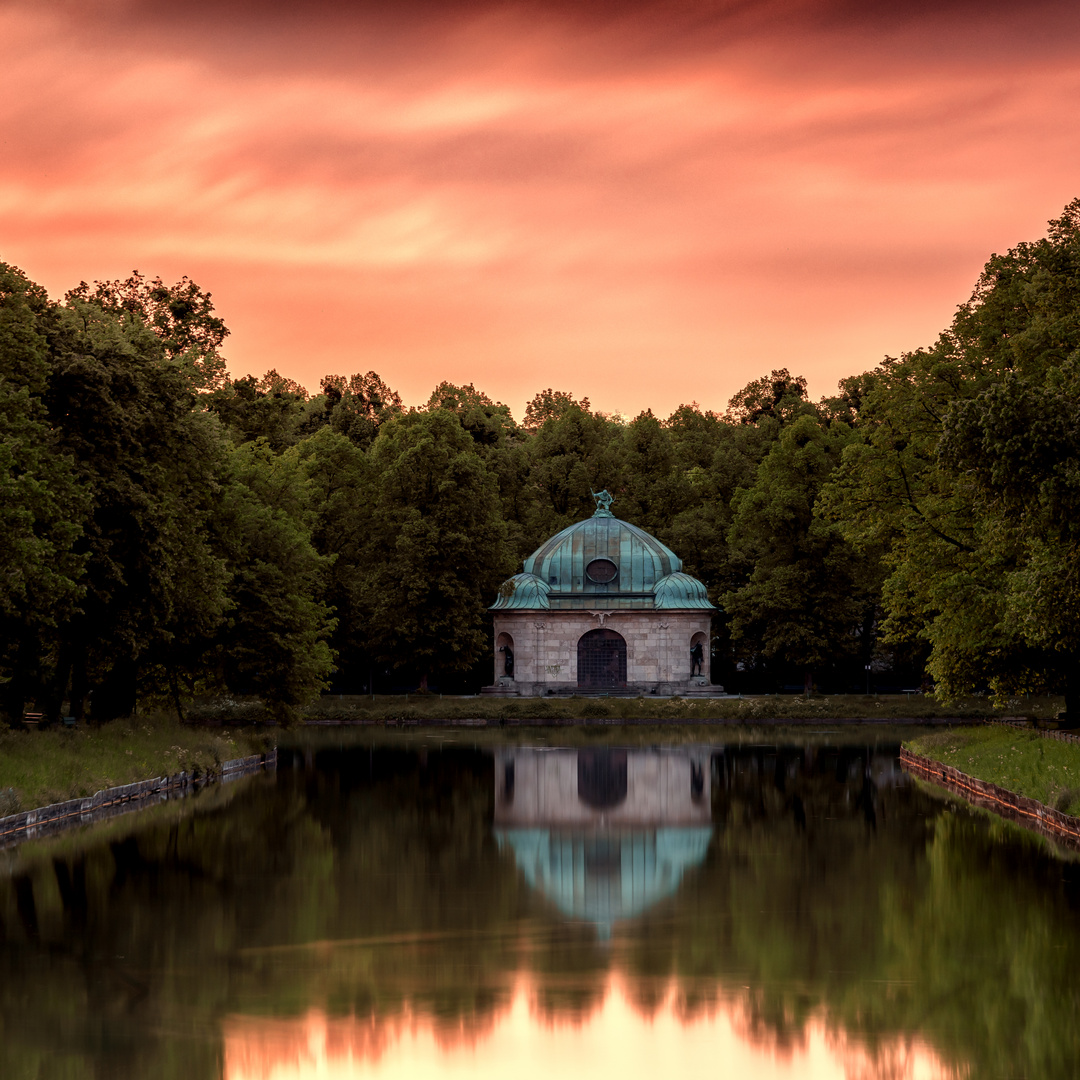 Hubertusbrunnen im Morgenrot