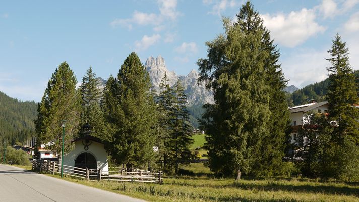 Hubertuskapelle-Filzmoos im Hintergrund die Bischofsmütze