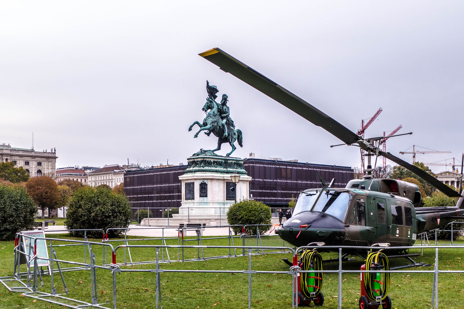 Hubschrauber am Heldenplatz.