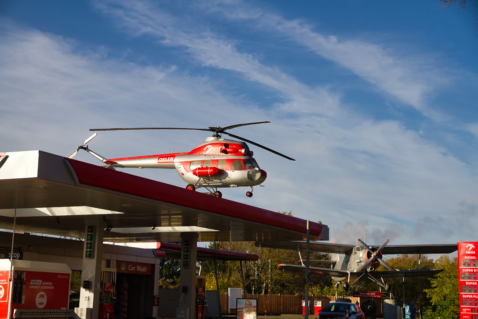 Hubschrauber auf einer Tankstelle in Leverkusen